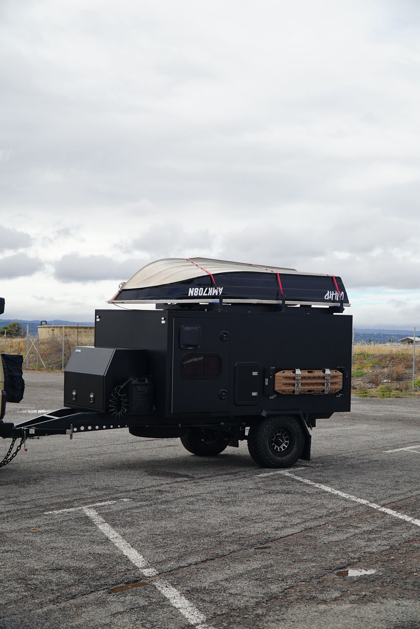 Off-road trailer rear